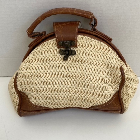 Vintage Y2K Mini Purse Woven Straw Bag Taco Shaped Top Handle Metal Loop Lock - Picture 1 of 13